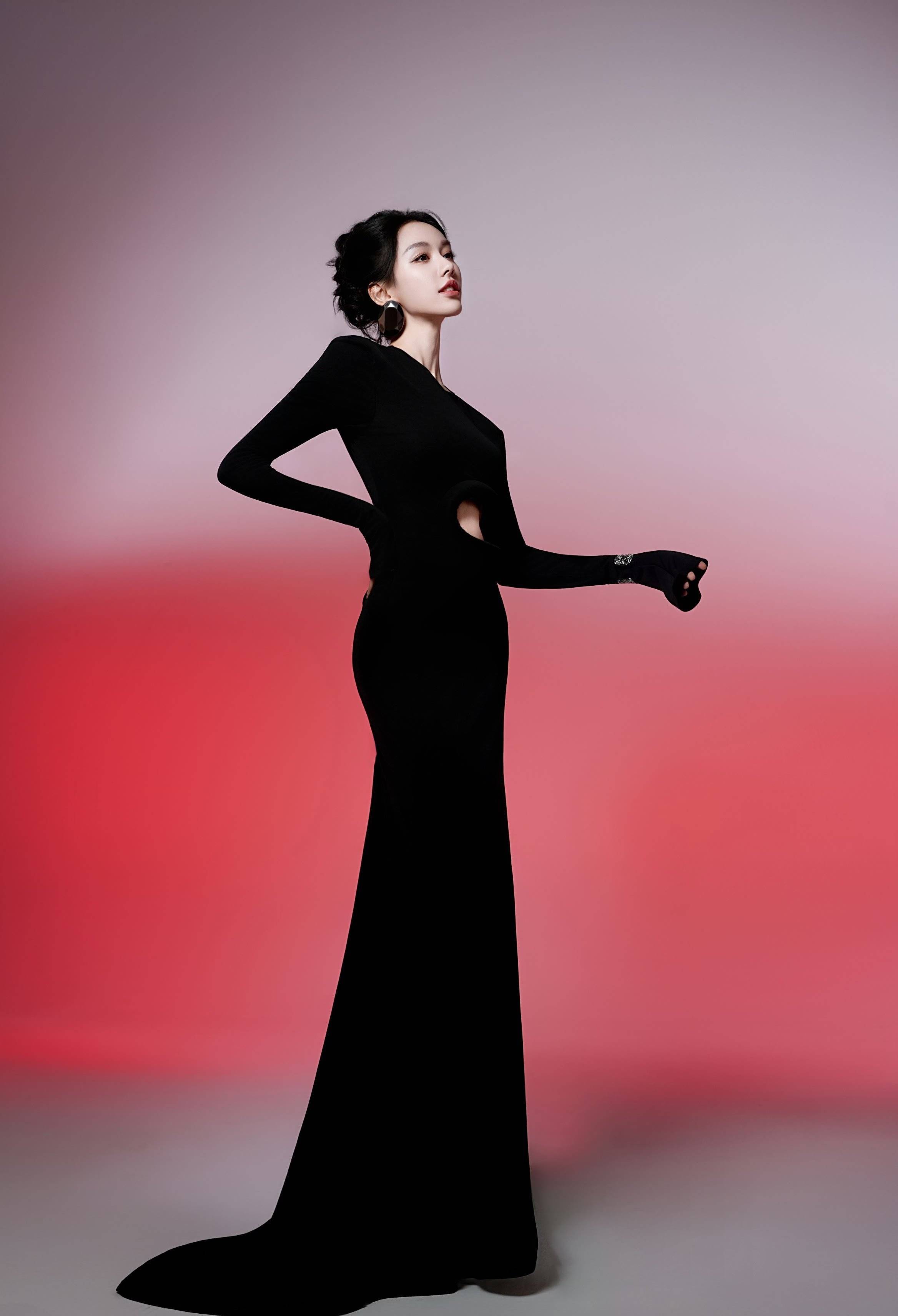 一袭黑裙气场全开,她就是妥妥的时尚女王范!