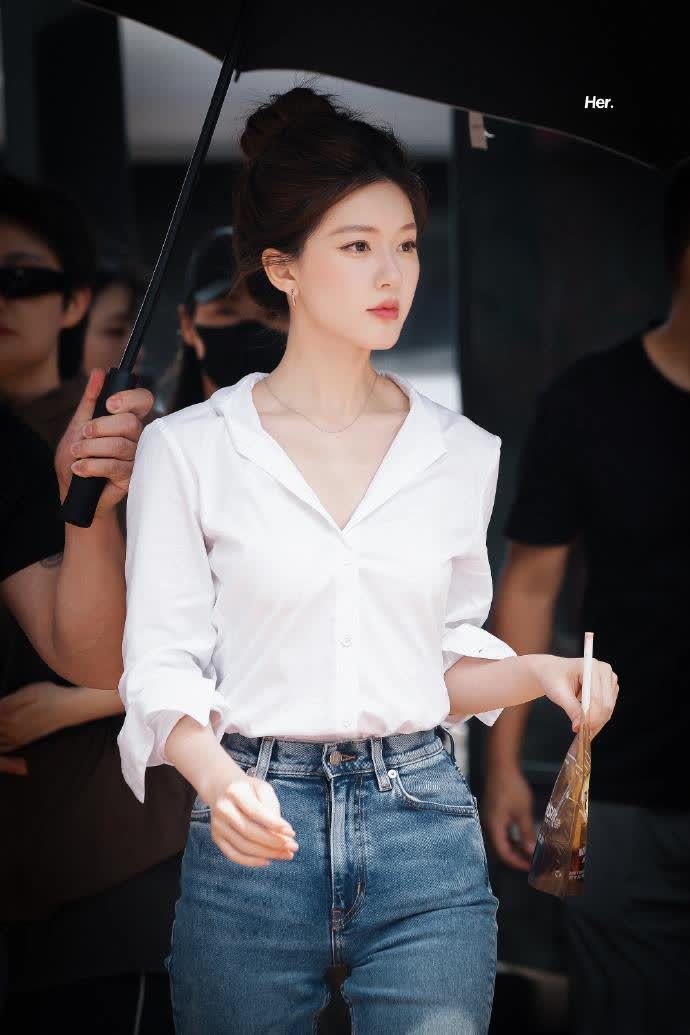 赵露思的许妍穿搭秘籍:简约时尚又舒适,轻松显高显瘦尽显雅致风范! 360娱乐,你开心就好