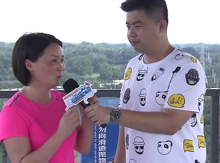 暖心妈妈为鼓励儿子挑战自我