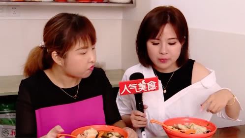 人气美食 “霸气”老板做砂锅混沌 调料全部自己加