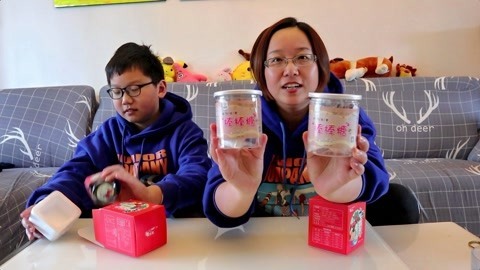 梁小轩和轩妈试吃各种美食 梨膏棒棒糖和山楂膏