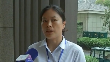 每日新闻报 女子被压面包车 公交乘客抬车救人