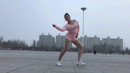这小娘们儿跳个广场舞《动作这么夸张》雷到我了
