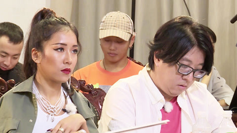 星动亚洲第4季 导师吉克隽逸登场分发晋级卡片 等级评价学员紧张不已