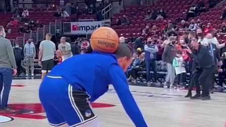 NBA热辣资讯 金州拉文库里的赛前热身活动！球迷：总是极具创造力！