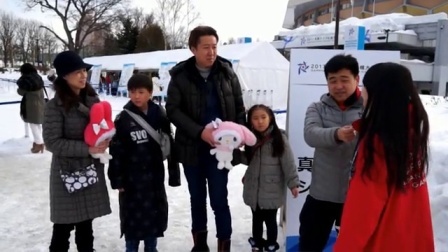 观众拖家带口前来看亚冬会