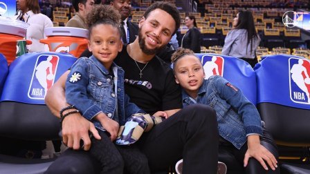 NBA流言收割机 库里带女儿观战勇士，两个小棉袄库里好幸福