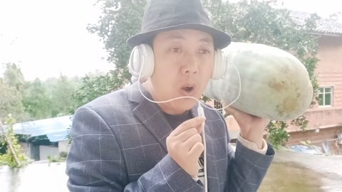 唱罢吹灯 唱歌就服这农村大哥，抱着冬瓜载歌载舞好搞笑，也是醉了