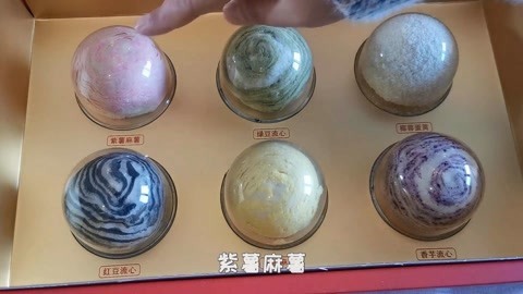 梁小轩和轩妈试吃各种美食 彩色蛋黄酥
