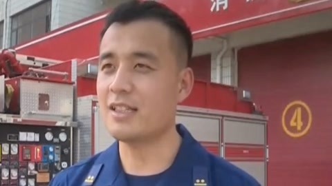 法治中国60分 抖音刷到救命恩人 萌娃送蛋糕致敬消防员