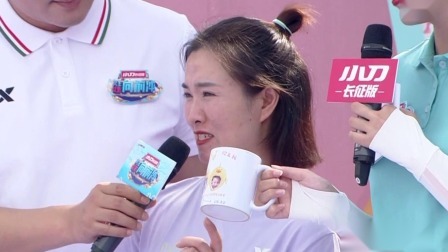 女孩携”秋天第一杯奶茶“闯关