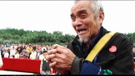 行乞老人三度解囊 借钱也要给灾区捐款