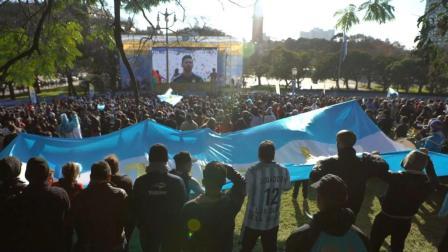 阿根廷首都观赛 帅哥美女球迷抢镜