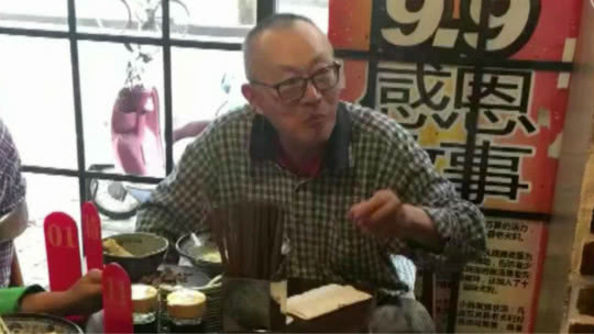 人气美食 鸭腿为何“五花大绑” 酥而不烂老卤有秘诀