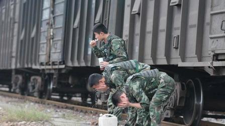 天下有警视频 解放军押运兵有多苦吃着5元一桶的泡面押运