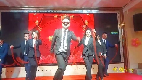 唱罢吹灯 2020年最搞笑的年会，达州帅哥跳的太有趣了，你想看吗