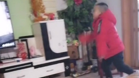 宅家不能出去，看看这小孩在家跳魔鬼的舞蹈