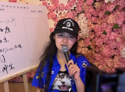 818超女聊天室 方圆“按摩法”揉出尖下巴