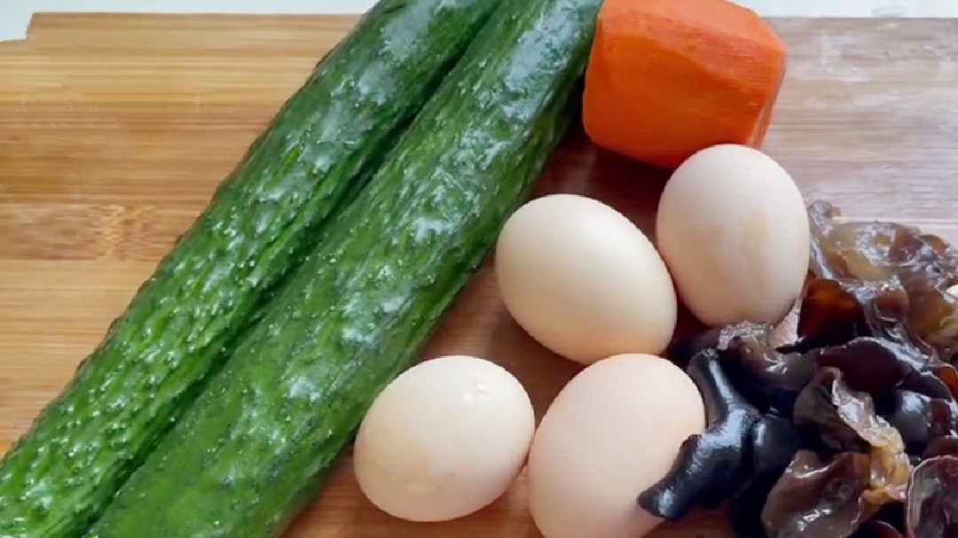 人气美食 大厨玩转黄瓜料理 黄瓜炒蛋出升级版