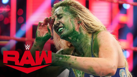 WWE RAW 2019 【RAW 11/25】明日华故技重施向夏洛特喷射神秘液体，女皇被喷一脸绿