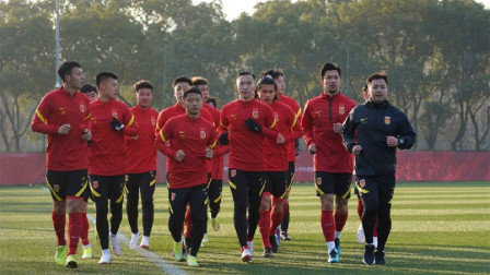 中国男足冲击2022世界杯 国足12强赛名单：武磊领衔，戴伟浚入围，4归化在列