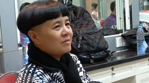 宝贝看你的 金龟子称喜欢提了小男孩玩