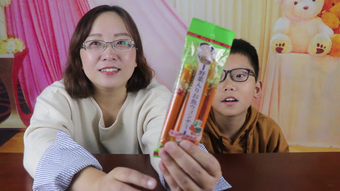 梁小轩和轩妈试吃各种美食 试吃“野菜鱼肠”