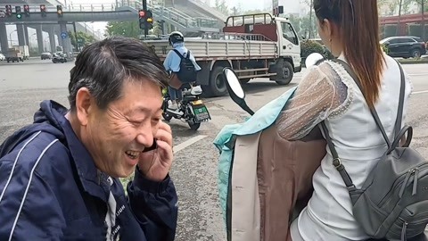 唱罢吹灯 大叔回家路上撞上姑娘，差点抱得美人归，结局却惨了