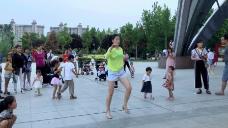 奇葩老姐自认为跳的好看《不知背后多少人嘲笑》