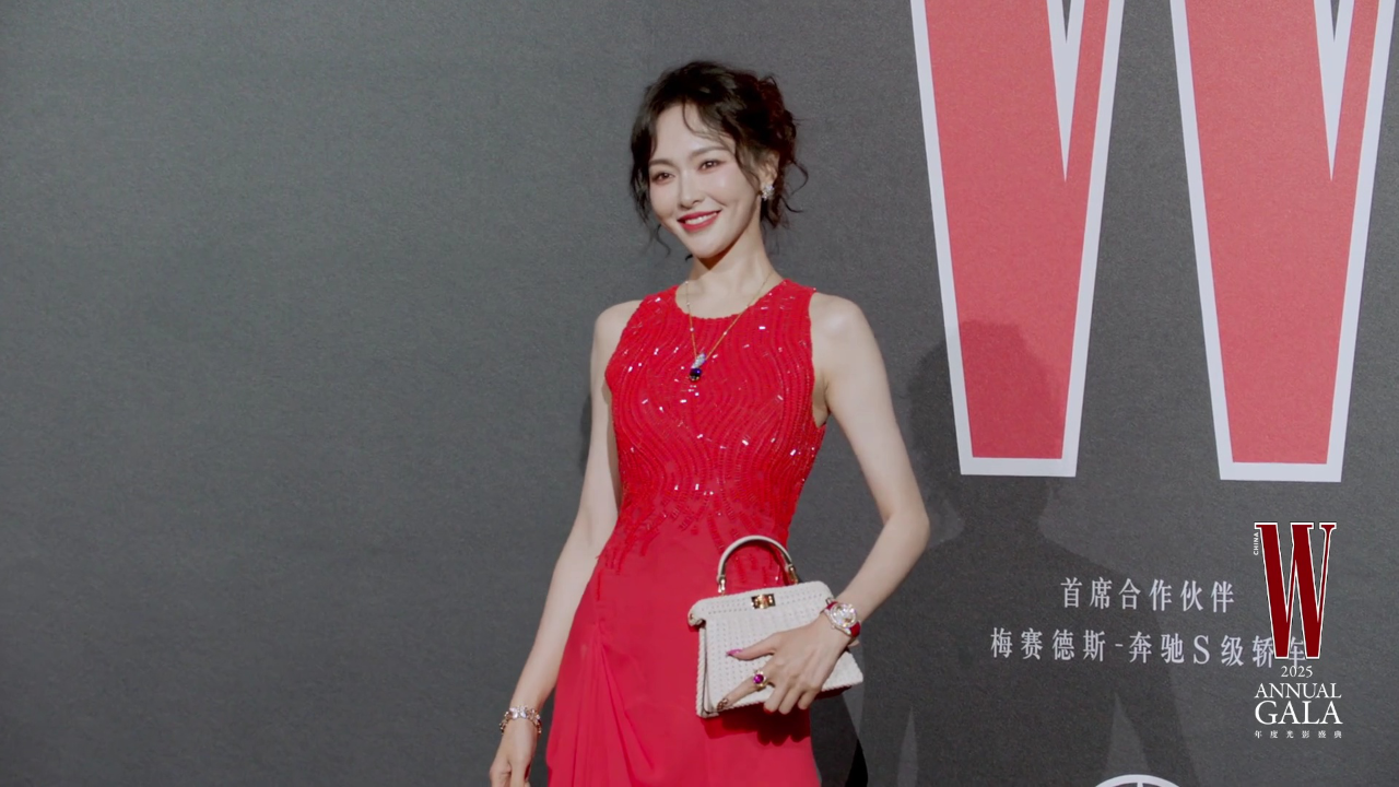 唐嫣明媚高定红裙裙摆摇曳如繁花绽放
