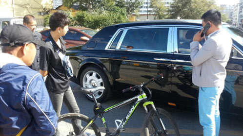 语众不同 少年剐豪车自行车毫发无损 被窝中玩手机易患癌
