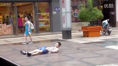 董新尧恶搞 在街上硬了 01