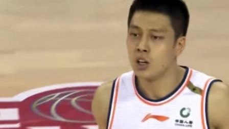 CBA热辣资讯 袁堂文不慎踢到胡明轩裆部！球迷：希望小胡无大碍！