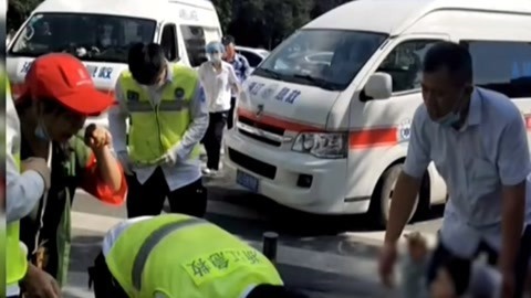 法治中国60分 救护车侧翻市民合力暖心救助 小伙创业动邪念
