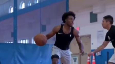 NBA热辣资讯 塞克斯顿跟训练师进行进攻训练！这各种招式也太实用了！