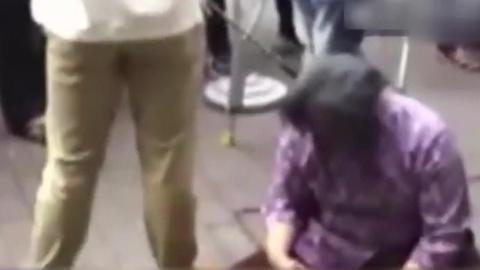 囧闻一箩筐 可恶！男子用狗链拴母亲逛街