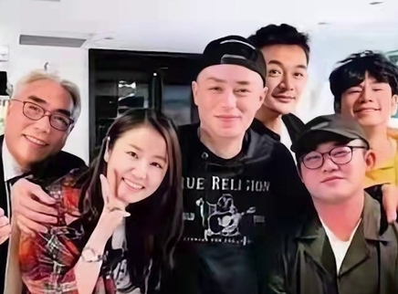 霍建华夫妇与友人聚会合影留念