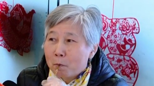 人气美食 本帮做法叫葱烤 一只鱼头两斤葱
