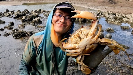 这是掉进膏蟹窝了，渔夫连抓3个都是超大的，1只就能卖100多
