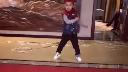 孩子想打保龄球 那就自制保龄球 让他嗨起来