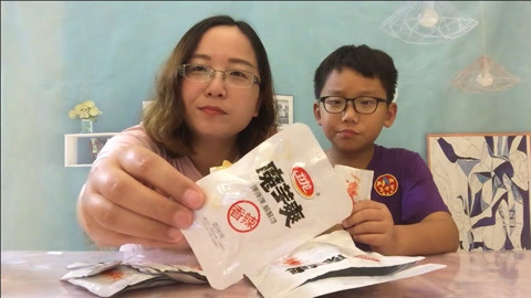 梁小轩和轩妈试吃各种美食 试吃“卫龙魔芋爽”