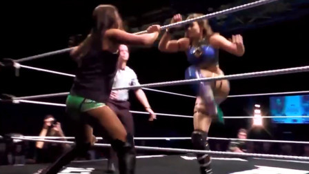 欧美女摔现场，开场不到1分钟被踹下台