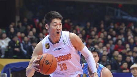 CBA 18/19赛季 四川VS新疆第三节：亚当斯手感火热狂飙三分，四川61-82新疆