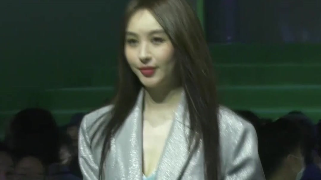 李菲儿 走秀遭遇小意外