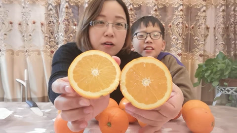 梁小轩和轩妈试吃各种美食 试吃“赣南脐橙”