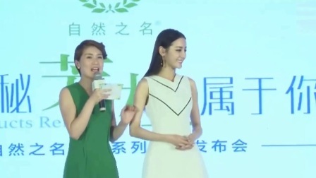 嘻嘻娱乐 2017 11月 路边正妹神撞脸迪丽热巴 获粉丝认证:很像 171125