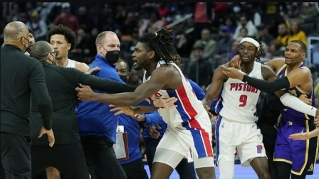 NBA热辣资讯 詹姆斯肘部撞伤对手 二级恶意直接被驱逐