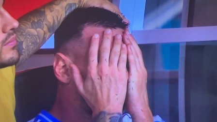 心有不甘！梅西65分钟伤退&在替补席掩面哭泣