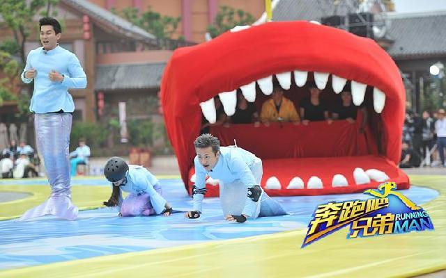 奔跑吧兄弟第四季 跑男版美人鱼上演大逃亡 网友微博决定撕名牌