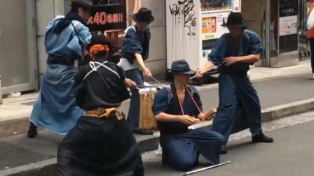 日本街头现垃圾武士 捡垃圾还要摆POSE